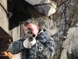 Точный выстрел: боец LASERWAR в разрушенном здании.