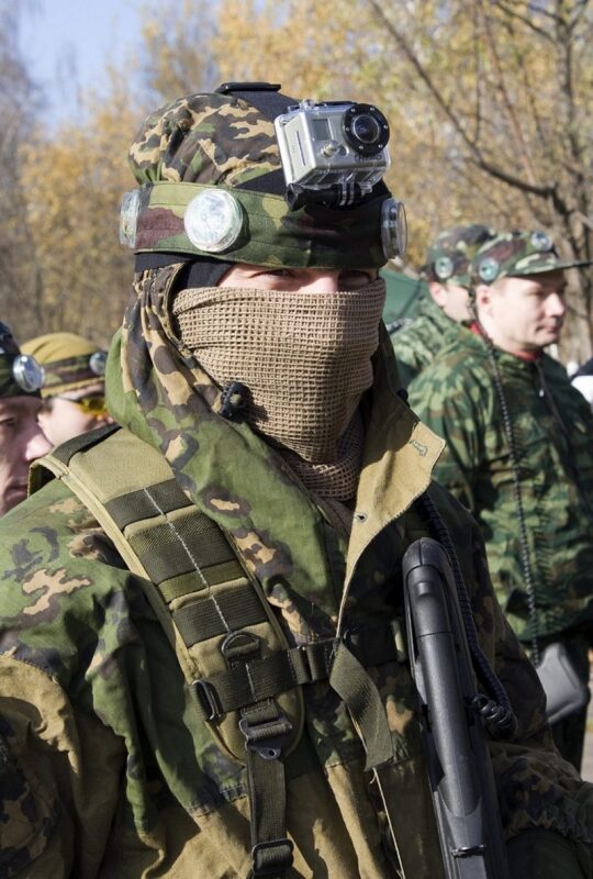 Боец LASERWAR с экшн-камерой наготове.