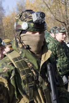 Боец LASERWAR с экшн-камерой наготове.