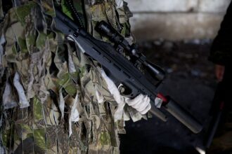 Снайпер LASERWAR в маскировке ищет цель.