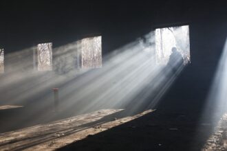 Луч света в окне: игрок LASERWAR в заброшенном здании.