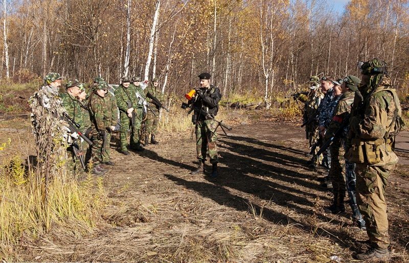 Команда LASERWAR: инструктаж перед игрой на природе.