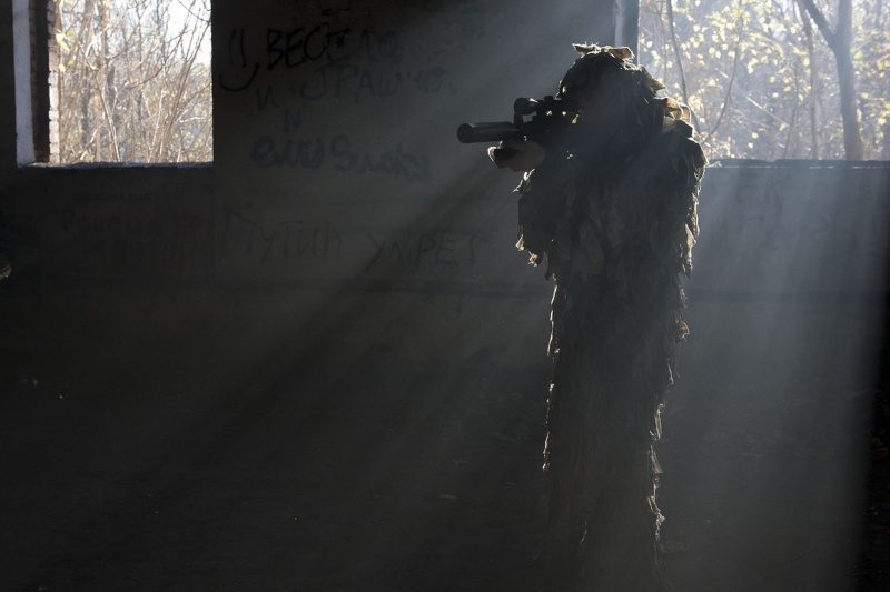 Скрытный снайпер LASERWAR в заброшенном здании.