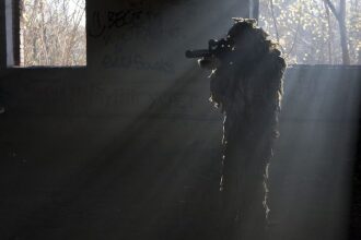Скрытный снайпер LASERWAR в заброшенном здании.
