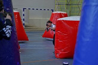 Игрок LASERWAR за красным укрытием ведет огонь
