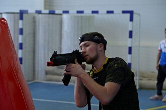 Игрок LASERWAR с автоматом наводит прицел.