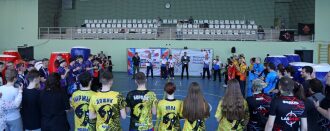 Участники лазертаг-соревнования на фоне баннеров.