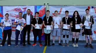 Победители лазертаг-турнира LASERWAR с наградами.
