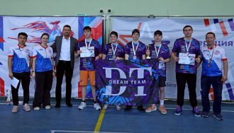 Команда "Dream Team" с наградами и кубком.