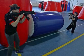Игрок LASERWAR в черной форме занимает оборонительную позицию.