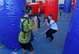 Два игрока LASERWAR в активной фазе боя.