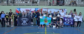 Команда «Кривичи» с гордостью держит флаг и награды.