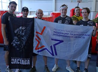 Команда «Владимирская Застава» держит флаги после игры.