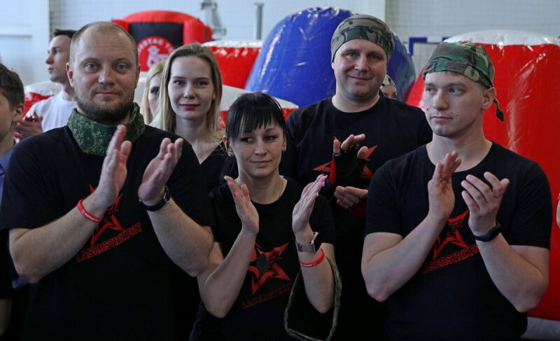 Команда LASERWAR аплодирует после напряженного матча.