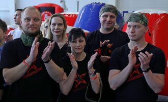 Команда LASERWAR аплодирует после напряженного матча.