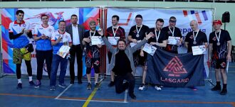 Победители турнира LASERWAR с кубком и флагом.