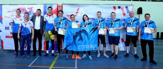 Команда «Стрижи» с кубком и наградами празднует победу