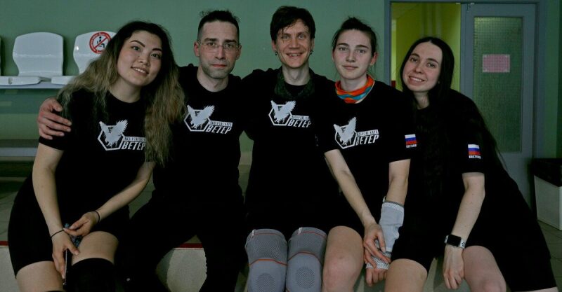 Команда «Ветер» позирует после напряженного матча.