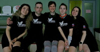 Команда «Ветер» позирует после напряженного матча.