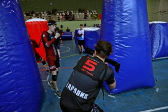 Игрок LASERWAR в красной команде ведет прицельный огонь.
