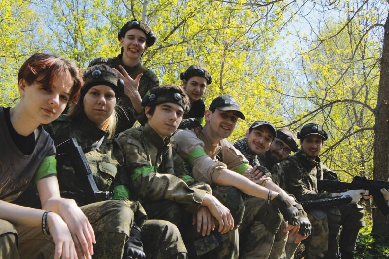 Команда LASERWAR позирует на фоне весеннего леса