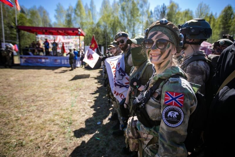 Улыбка игрока LASERWAR на фоне команды