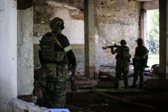 Игроки LASERWAR в заброшенном здании готовятся к бою