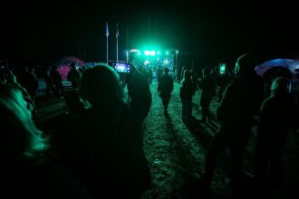 Зрители наслаждаются концертом под открытым небом