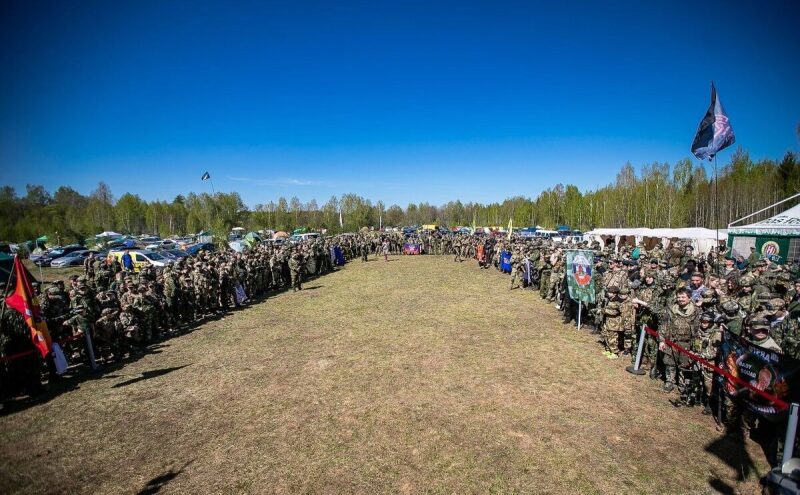 Большая группа игроков LASERWAR собралась на поляне