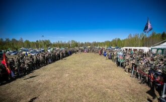 Большая группа игроков LASERWAR собралась на поляне