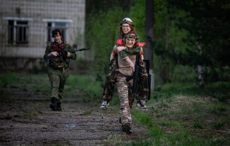 Радостная пара игроков LASERWAR на плечах друг друга