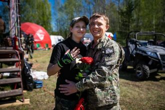 Пара игроков LASERWAR с красной розой на фестивале