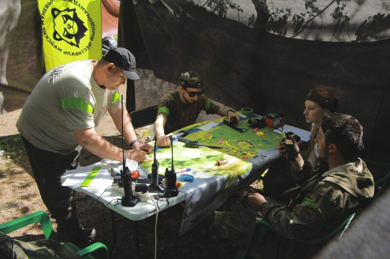 Команда LASERWAR обсуждает тактику на карте перед игрой
