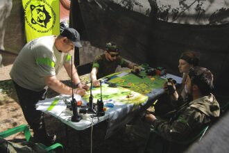 Команда LASERWAR обсуждает тактику на карте перед игрой