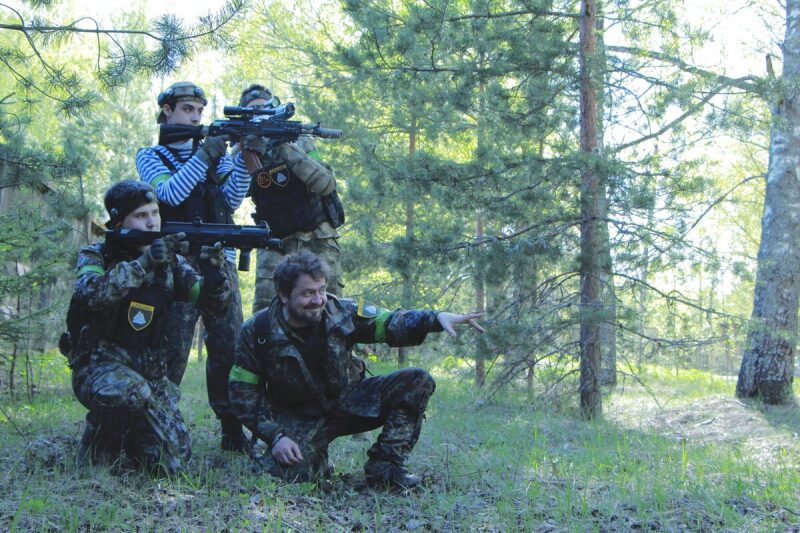 Команда LASERWAR готовится к тактическим действиям в лесу
