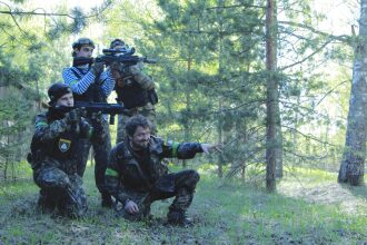 Команда LASERWAR готовится к тактическим действиям в лесу