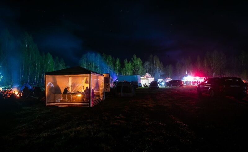 Ночной лагерь LASERWAR: люди у костра и в шатре