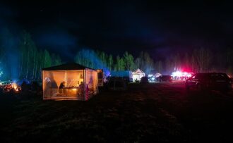 Ночной лагерь LASERWAR: люди у костра и в шатре