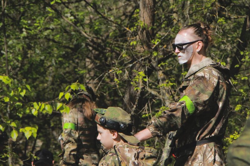 Бойцы LASERWAR в лесу с боевым раскрасом