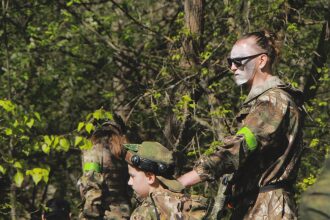 Бойцы LASERWAR в лесу с боевым раскрасом
