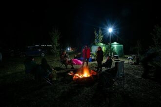 Вечерний сбор у костра в лагерном городке LASERWAR.