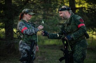 Игроки LASERWAR обмениваются цветами в лесу.