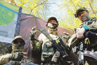Трио бойцов LASERWAR с оружием на фоне карты
