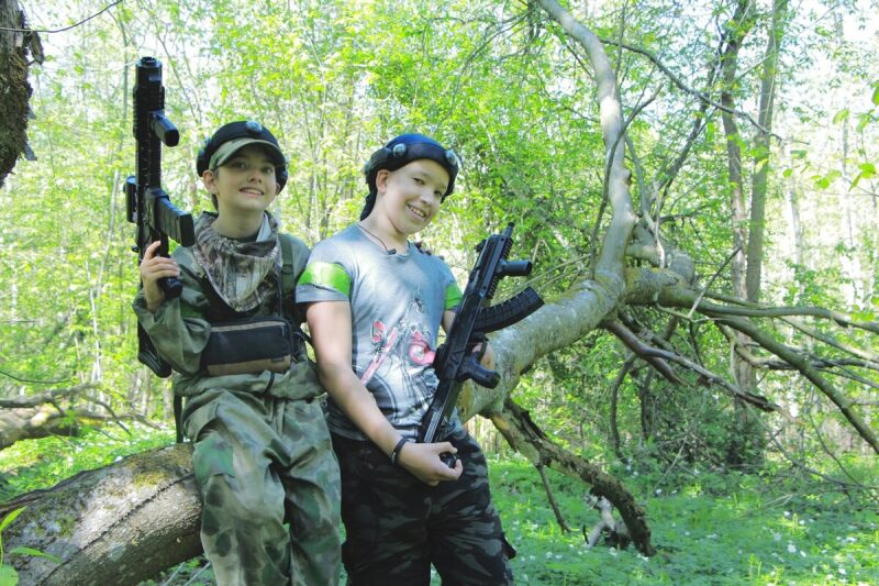 Два юных бойца LASERWAR с оружием в лесу
