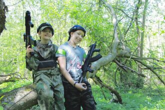 Два юных бойца LASERWAR с оружием в лесу