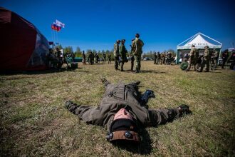 Боец LASERWAR отдыхает на траве после игры