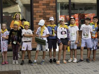 Группа детей в желтых платках и футболках