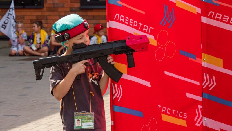 Юный боец LASERWAR прицеливается из автомата