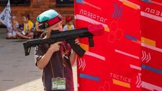Юный боец LASERWAR прицеливается из автомата