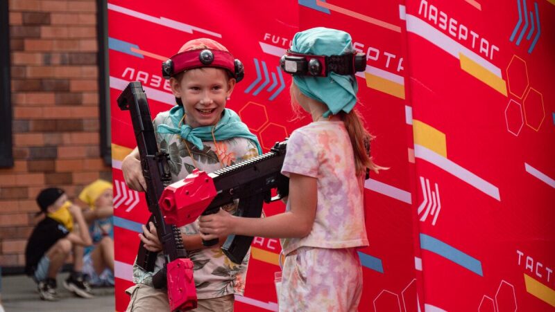 Веселые дети с оружием LASERWAR готовятся к игре.